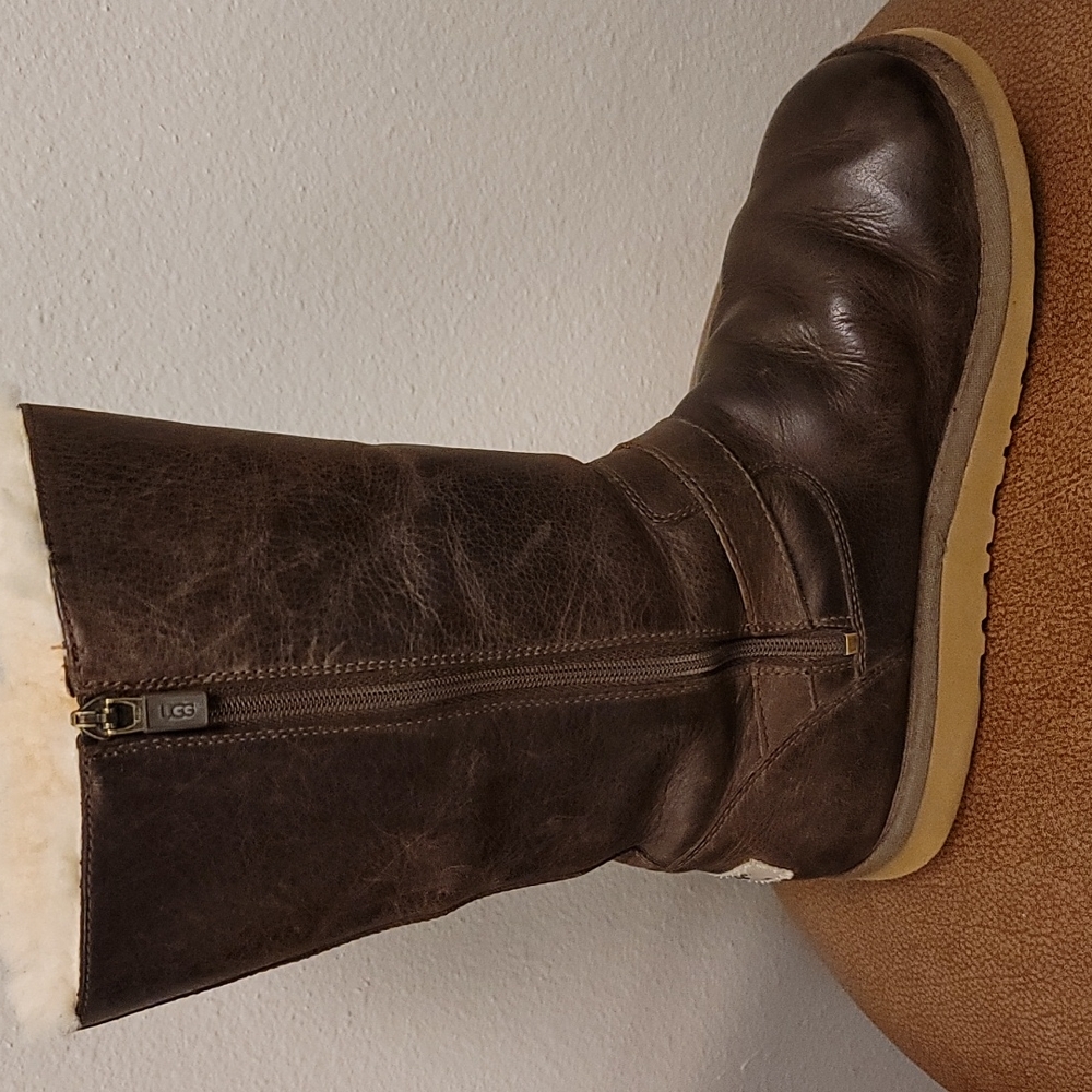 👢Authentic UGG Leather Boots - Picture 9 of 17